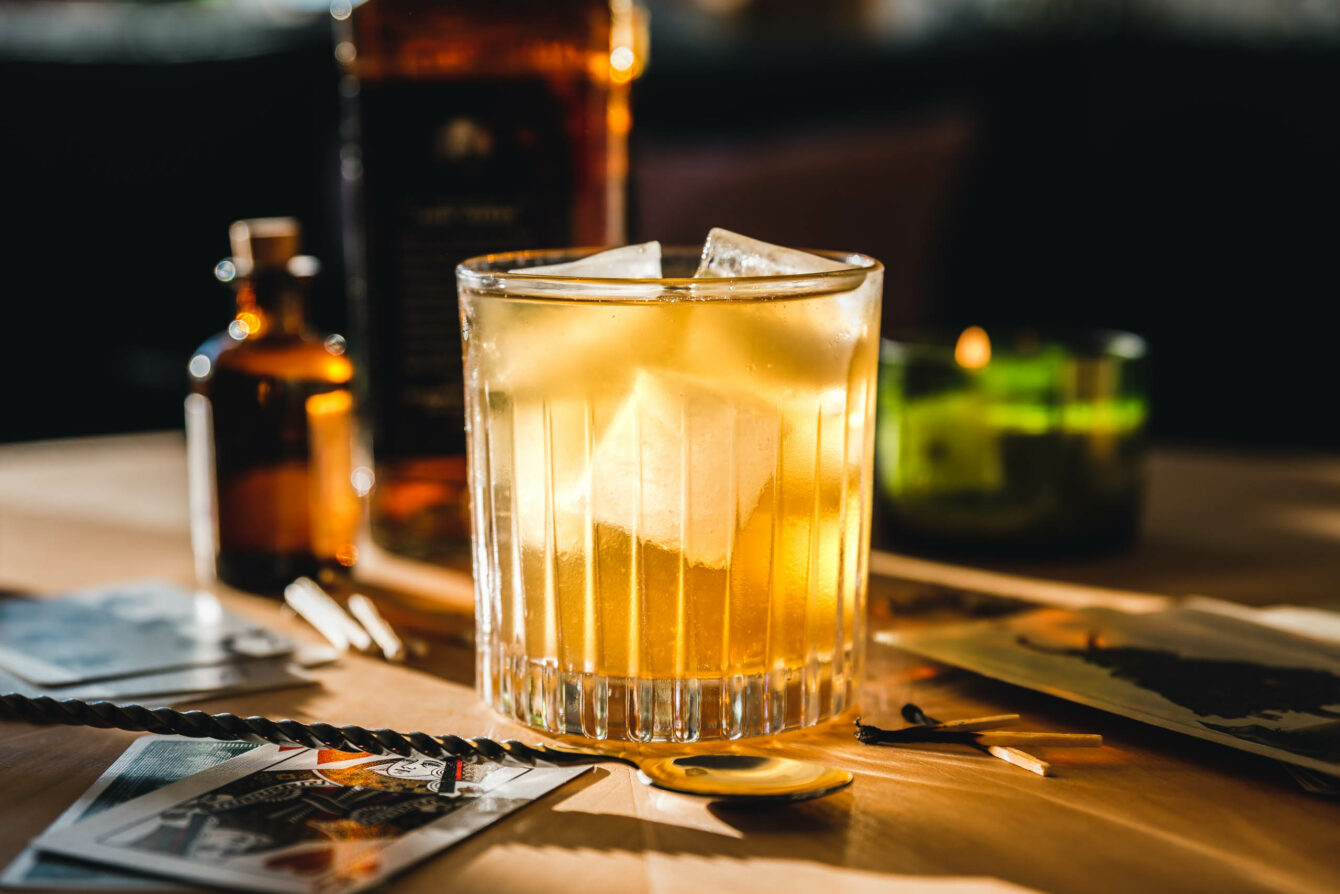 Veganer Whiskey Sour mit Apfelsirup