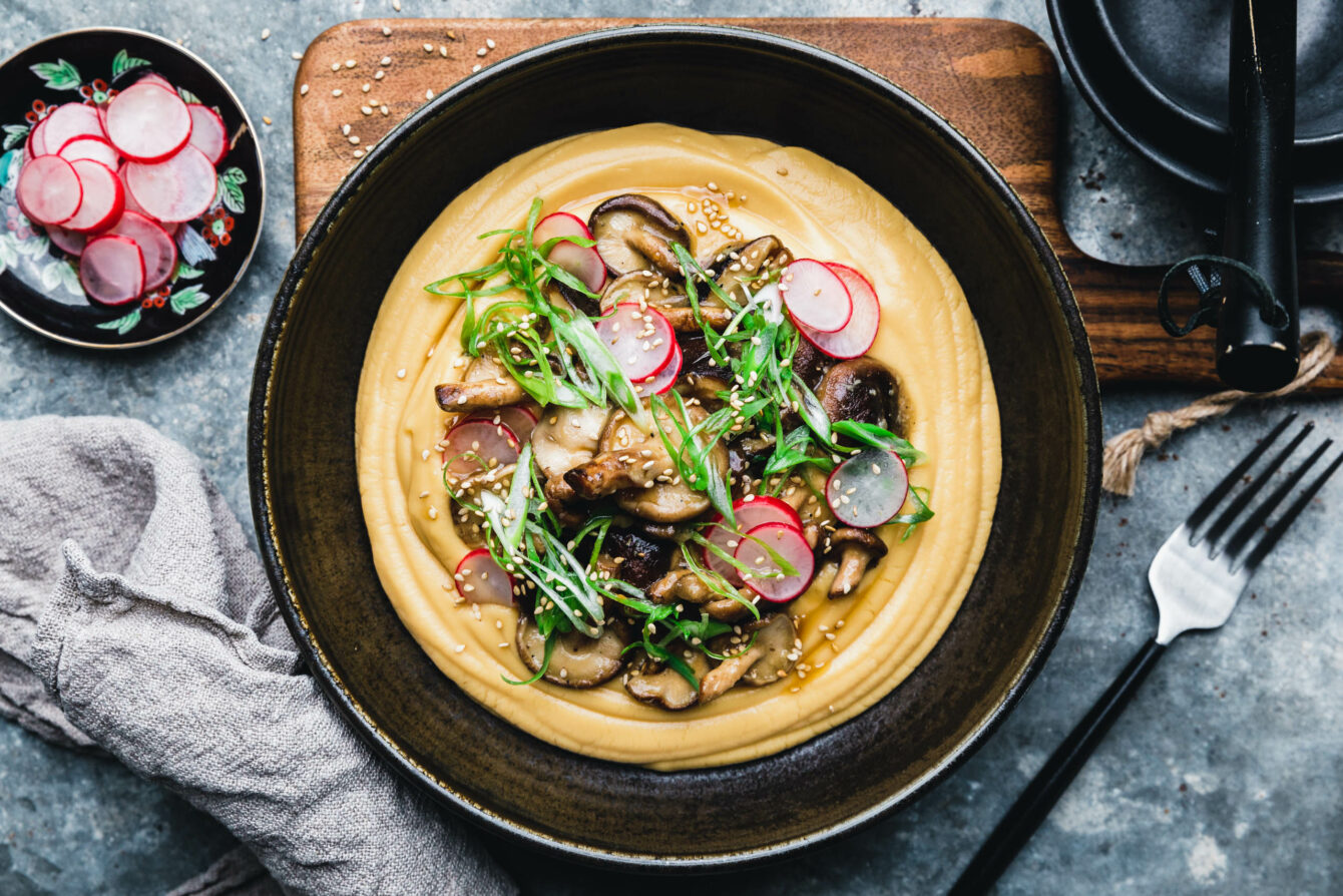 Geröstete Knoblauch-Shiitake auf Miso-Steckrübenpüree