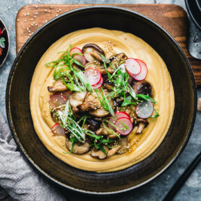 Geröstete Knoblauch-Shiitake auf Miso-Steckrübenpüree