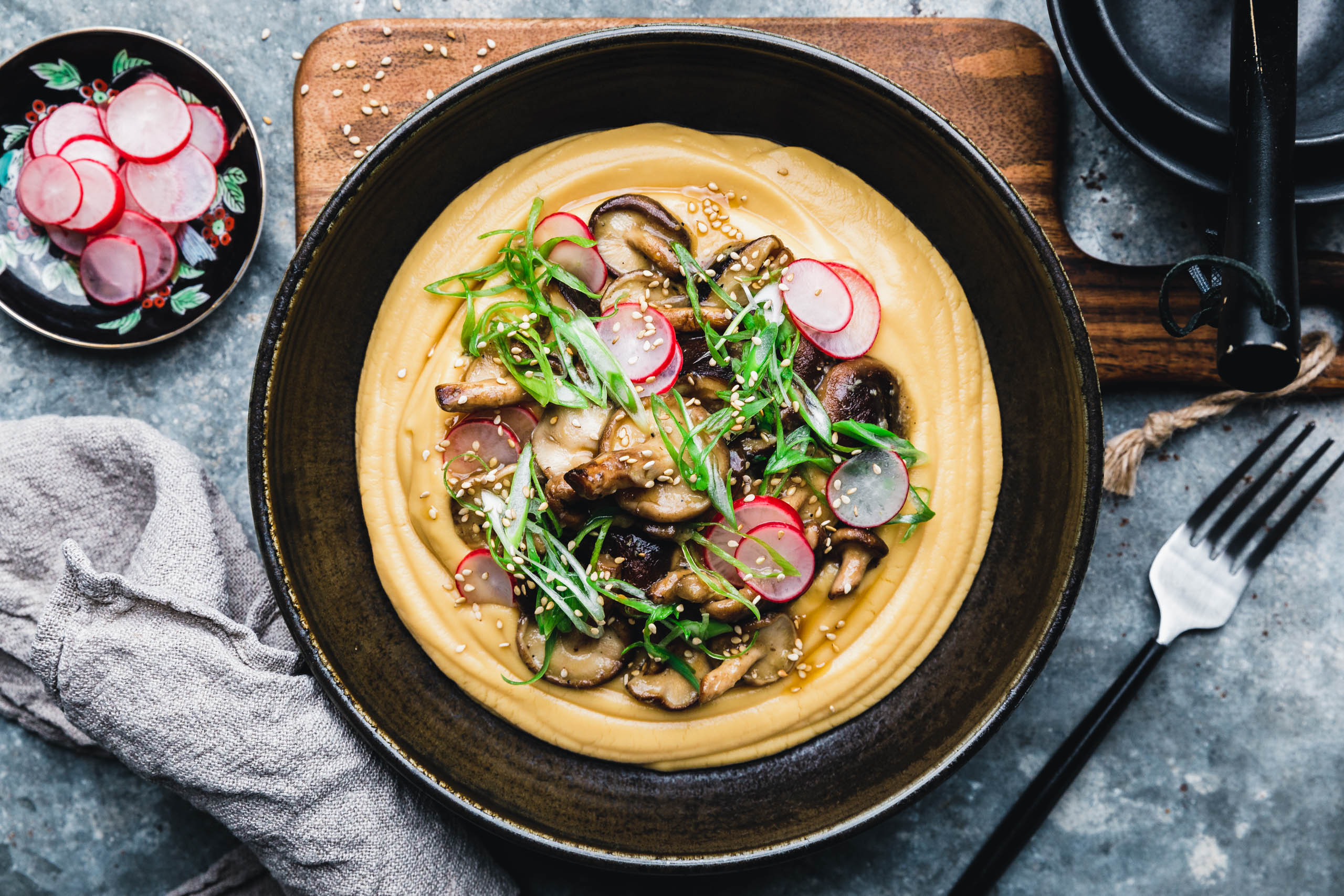 Geröstete Knoblauch-Shiitake auf Miso-Steckrübenpüree
