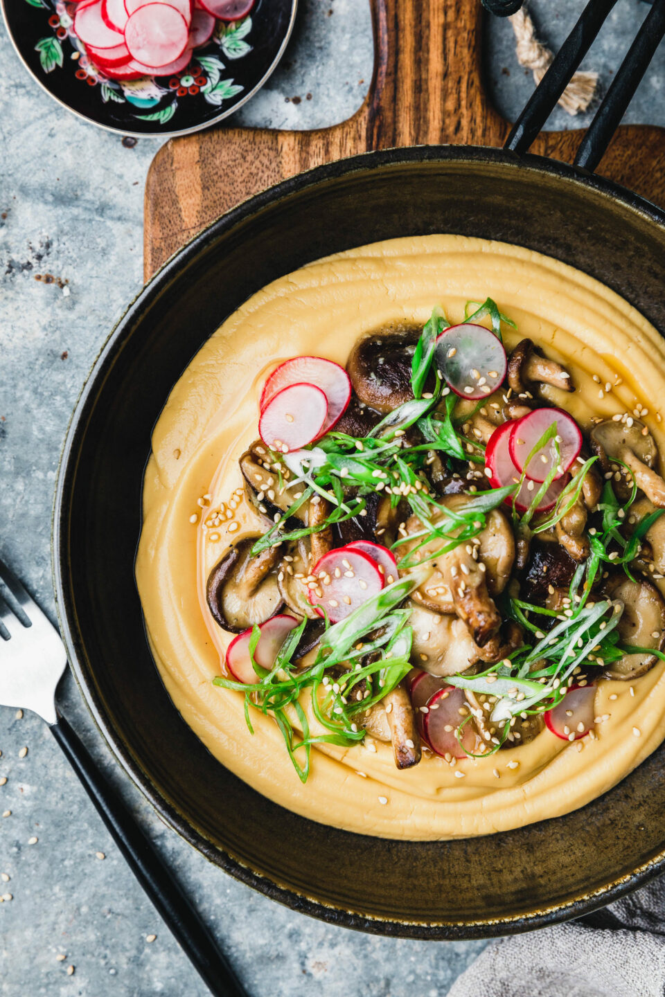 Geröstete Knoblauch-Shiitake auf Miso-Steckrübenpüree