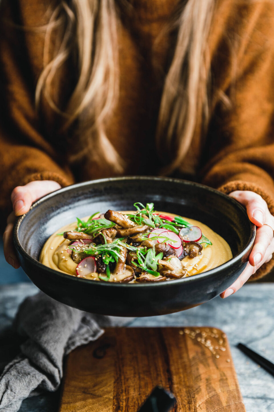 Geröstete Knoblauch-Shiitake auf Miso-Steckrübenpüree
