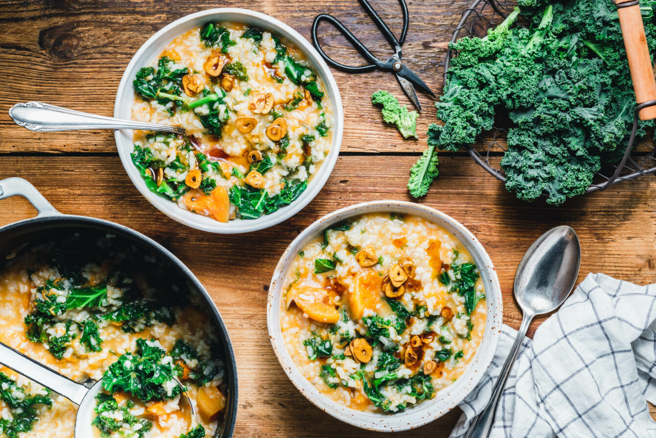 Kürbis-Reis-Eintopf mit Grünkohl und Knoblauchchips