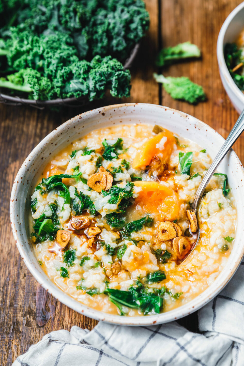 Kürbis-Reis-Eintopf mit Grünkohl und Knoblauchchips