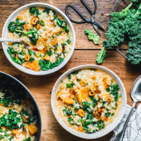 Kürbis-Reis-Eintopf mit Grünkohl und Knoblauchchips