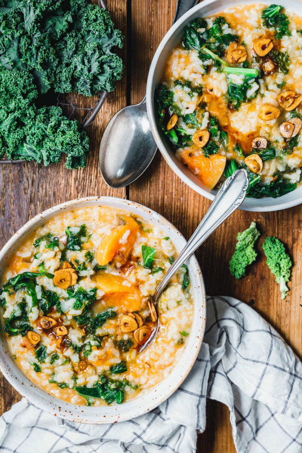 Kürbis-Reis-Eintopf mit Grünkohl und Knoblauchchips