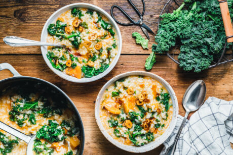 Kürbis-Reis-Eintopf mit Grünkohl und Knoblauchchips