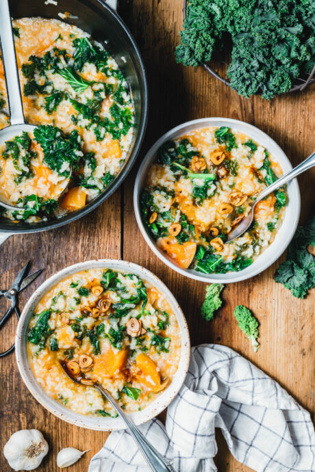 Kürbis-Reis-Eintopf mit Grünkohl und Knoblauchchips