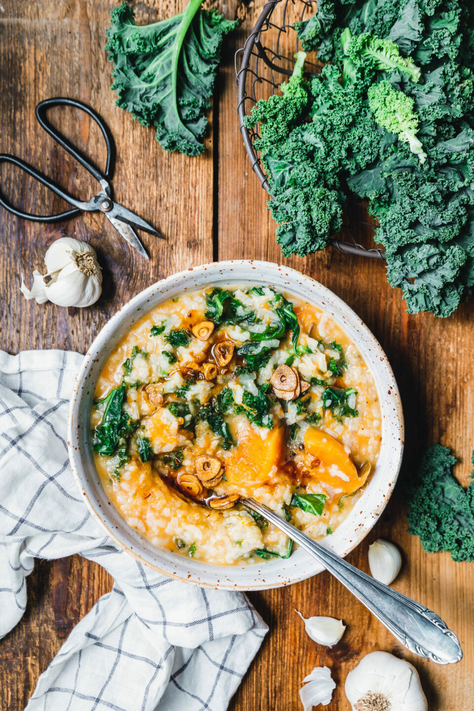 Kürbis-Reis-Eintopf mit Grünkohl und Knoblauchchips