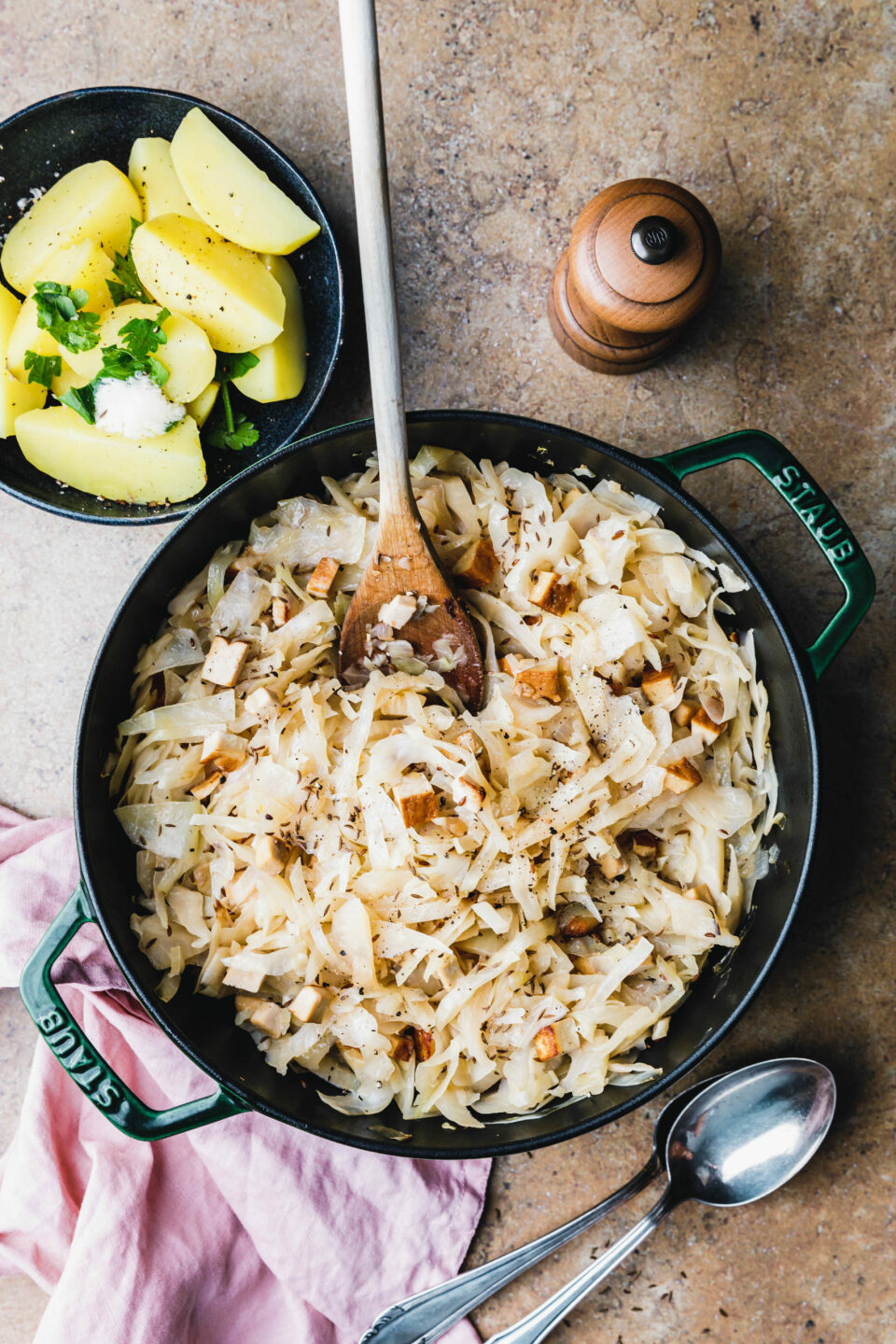 Veganes Bayrisch Kraut mit Räuchertofu