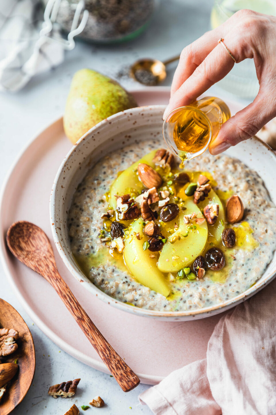 Warmes Chia-Porridge mit Kardamom-Birnen