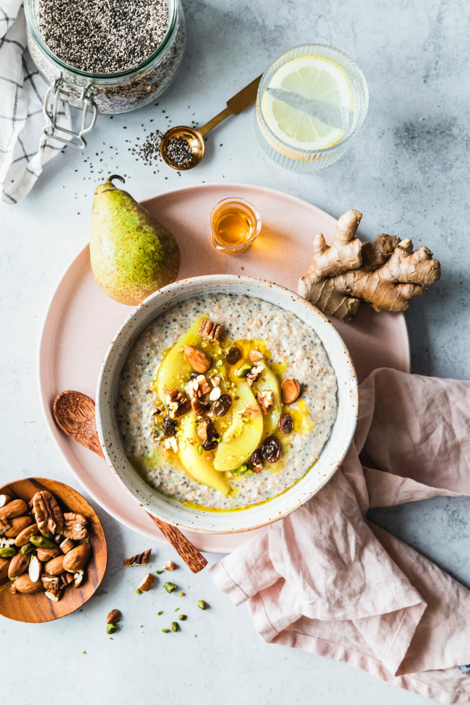 Warmes Chia-Porridge mit Kardamom-Birnen