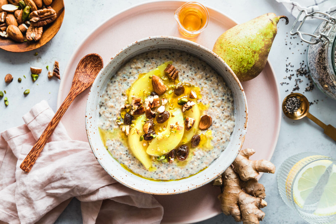 Warmes Chia-Porridge mit Kardamom-Birnen