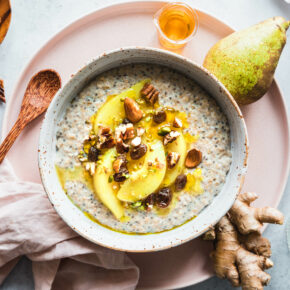 Warmes Chia-Porridge mit Kardamom-Birnen