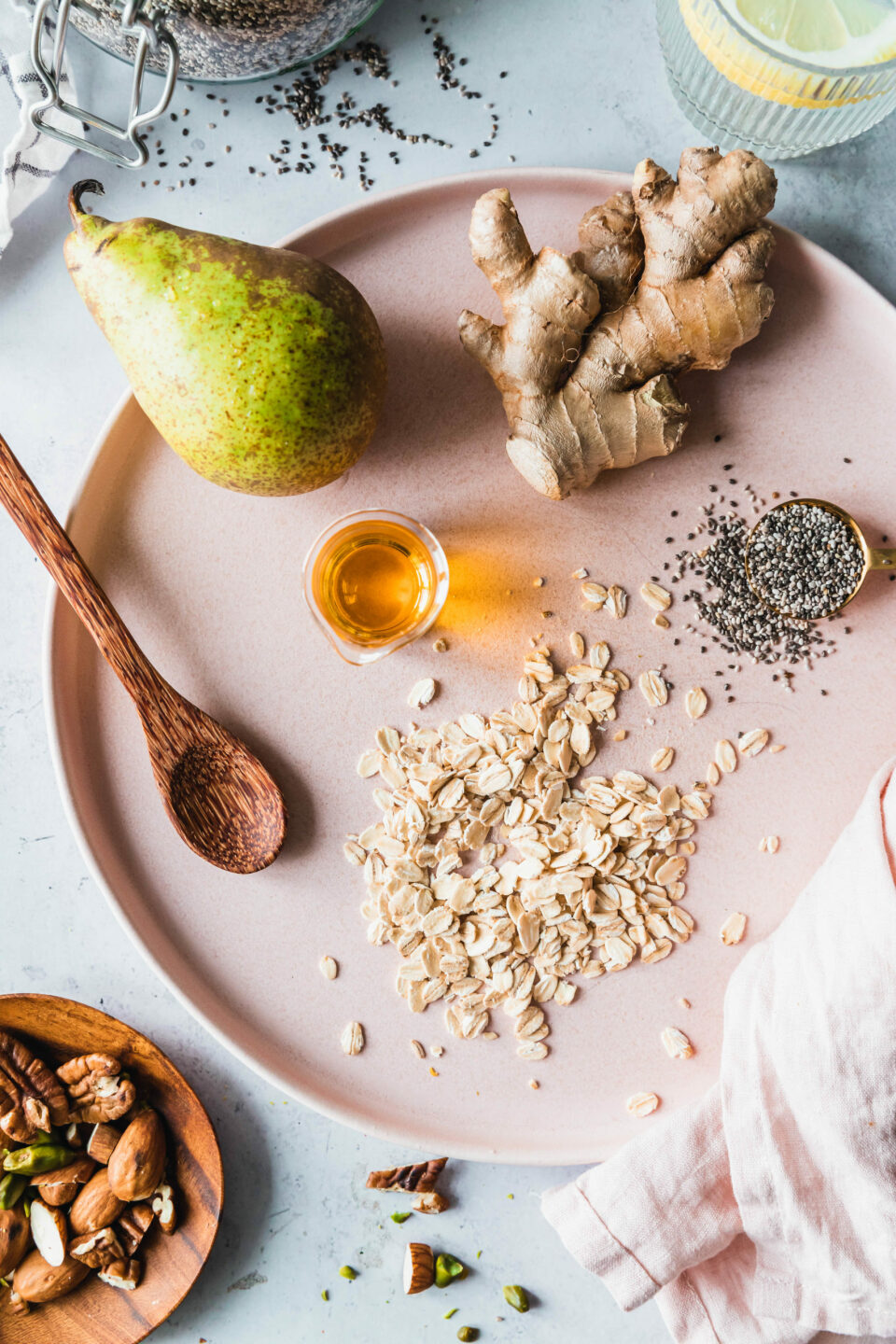 Warmes Chia-Porridge mit Kardamom-Birnen