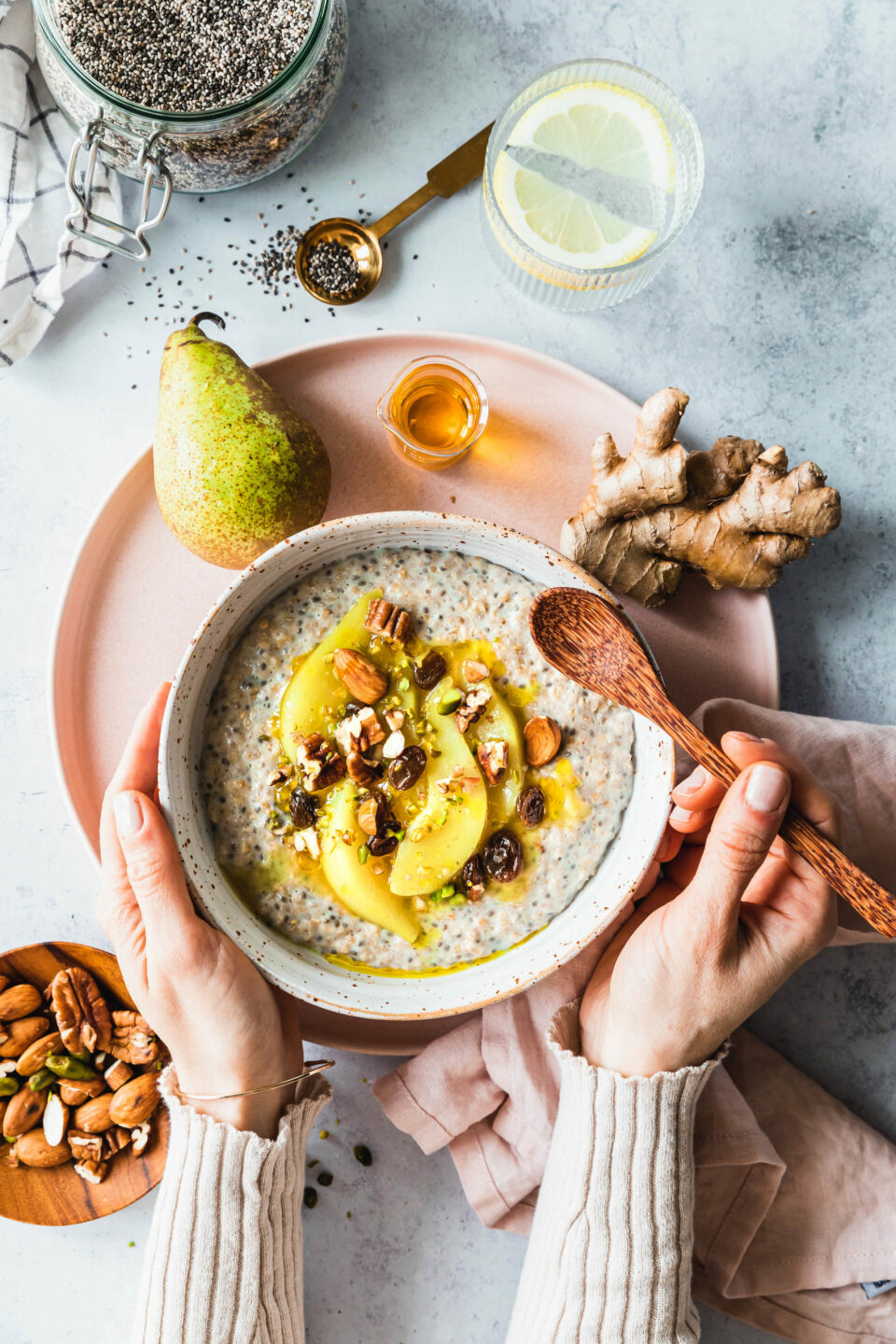 Warmes Chia-Porridge mit Kardamom-Birnen