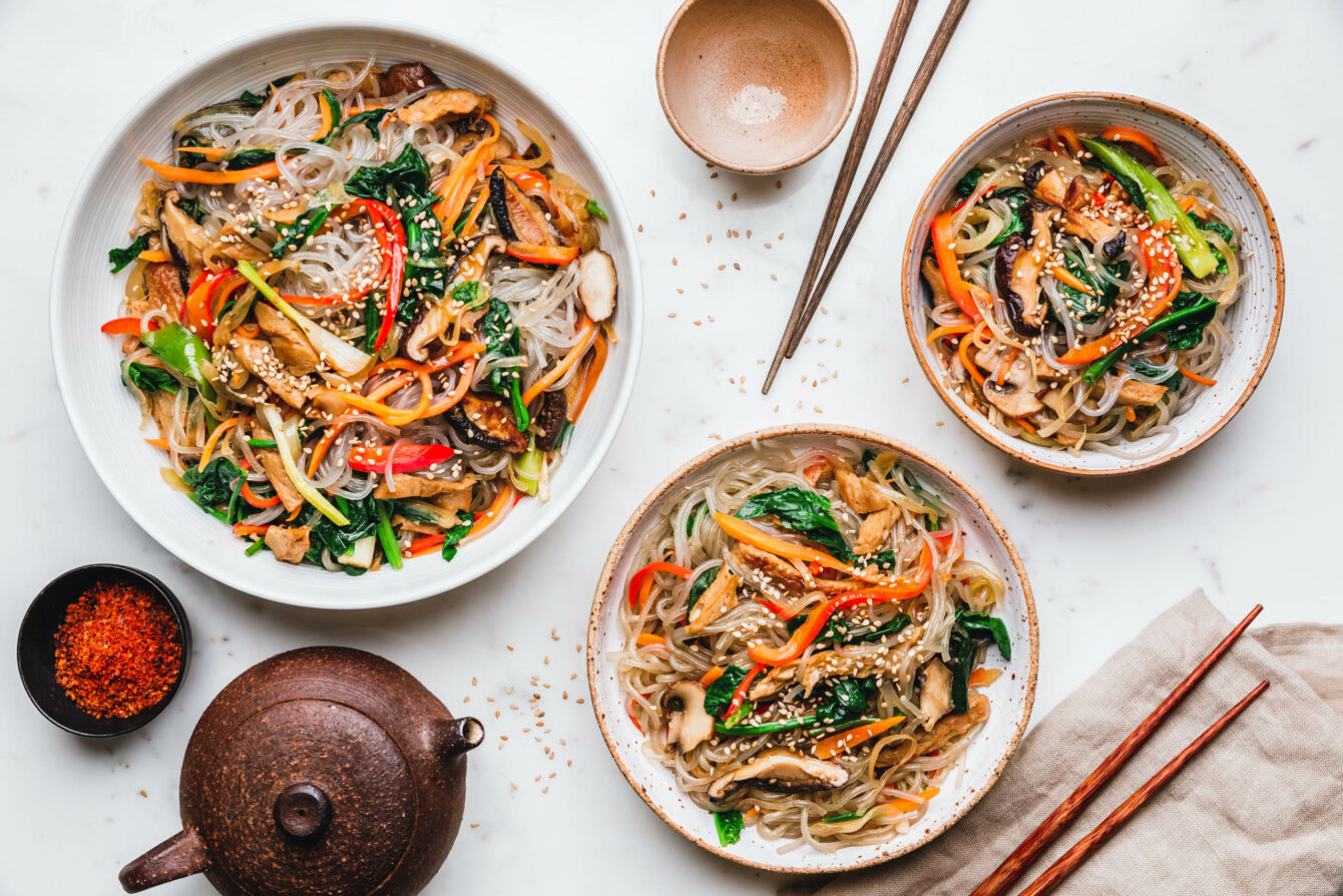 Veganes Japchae - koreanische Glasnudeln mit gebratenem Gemüse
