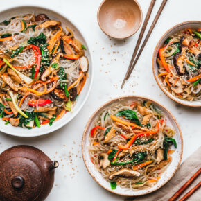 Veganes Japchae - koreanische Glasnudeln mit gebratenem Gemüse