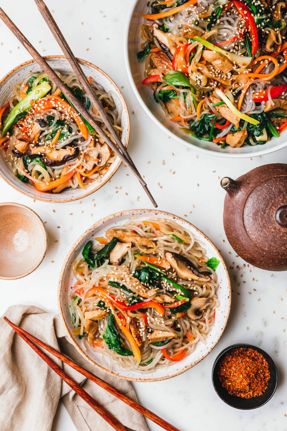 Veganes Japchae - koreanische Glasnudeln mit gebratenem Gemüse