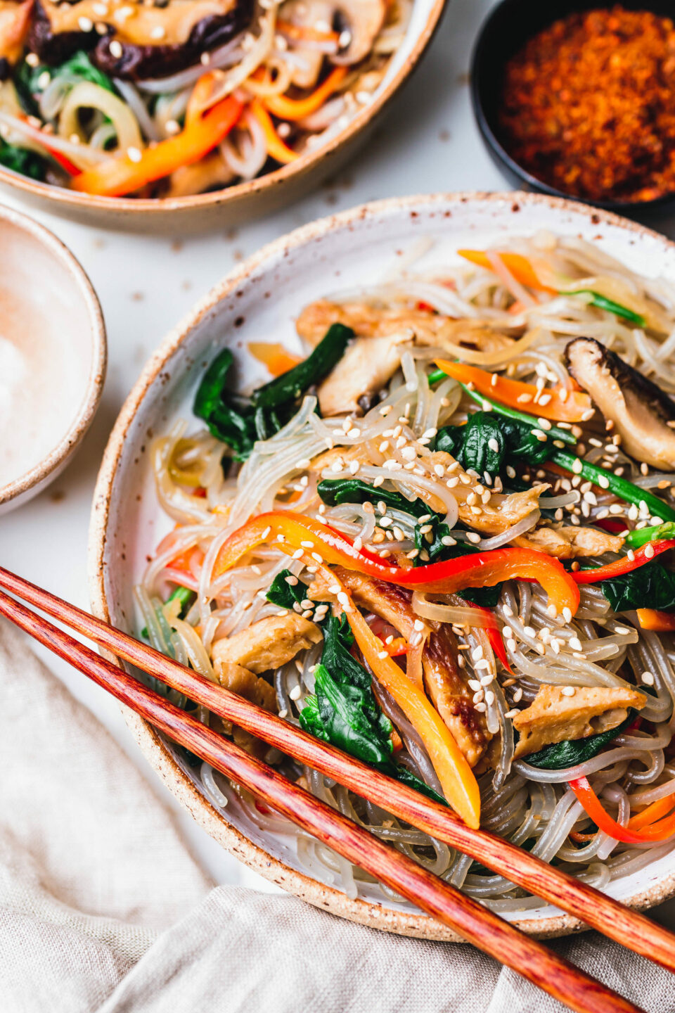 Veganes Japchae - koreanische Glasnudeln mit gebratenem Gemüse
