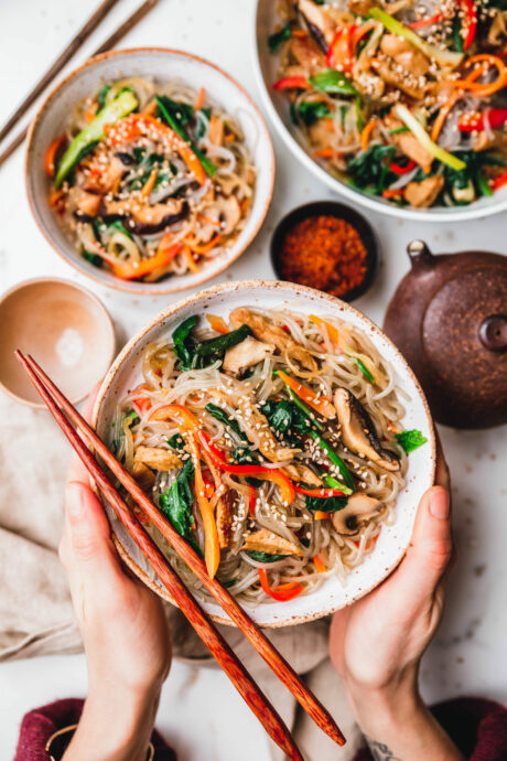Veganes Japchae - koreanische Glasnudeln mit gebratenem Gemüse