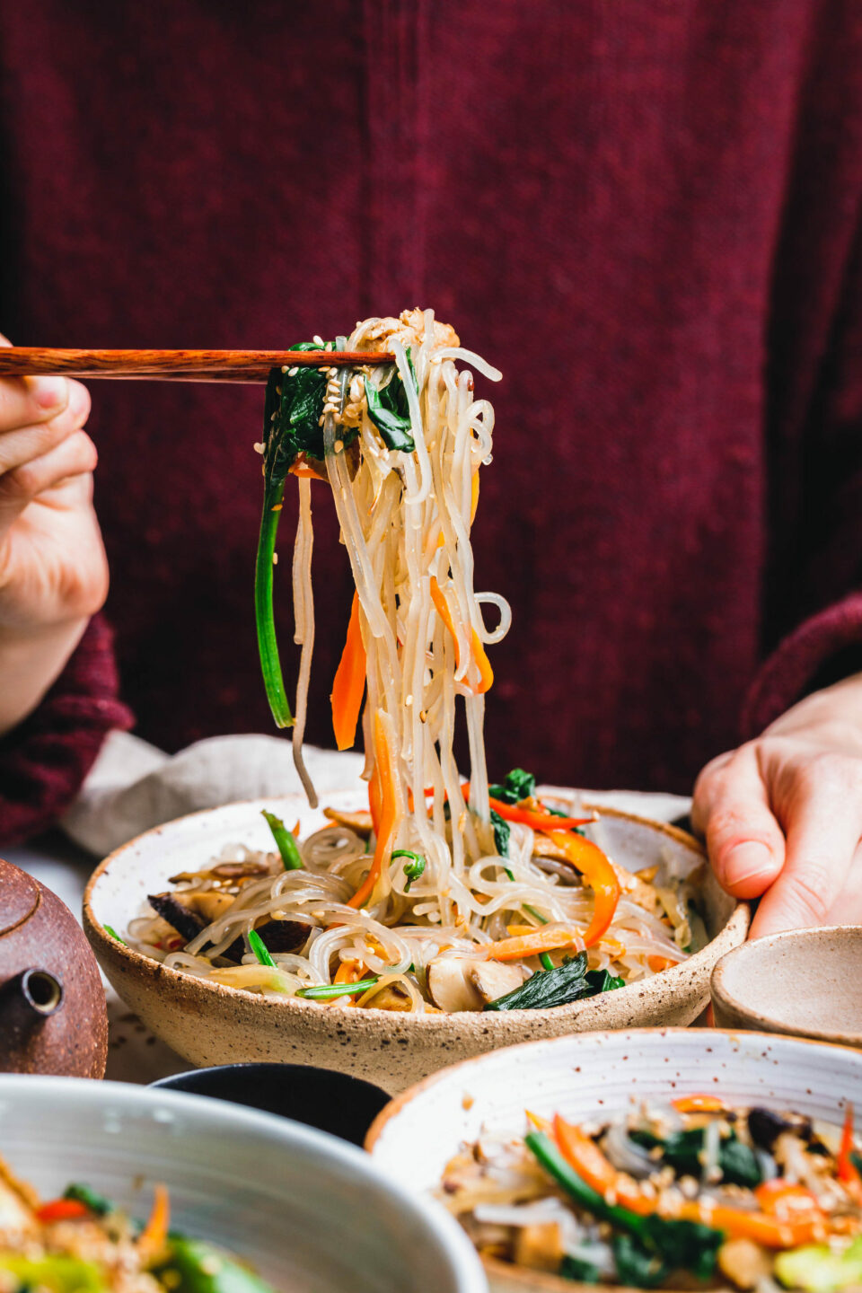 Veganes Japchae - koreanische Glasnudeln mit gebratenem Gemüse