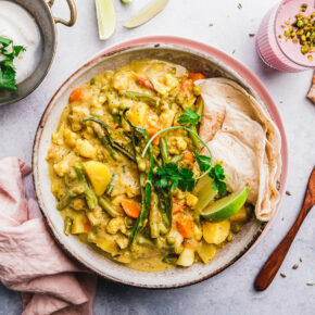 Veganes Korma mit Mohn & Kokosjoghurt