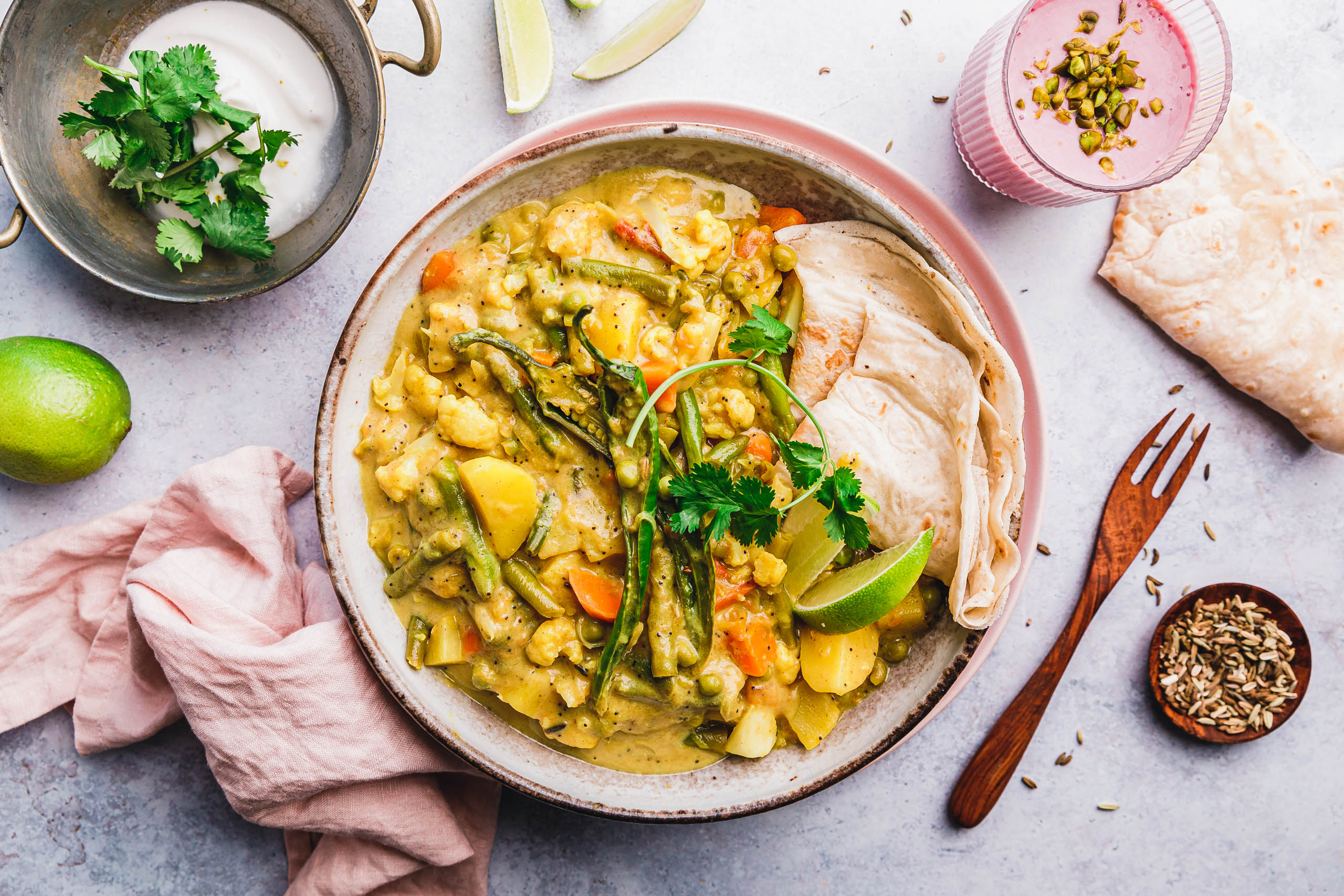 Veganes Korma mit Mohn & Kokosjoghurt