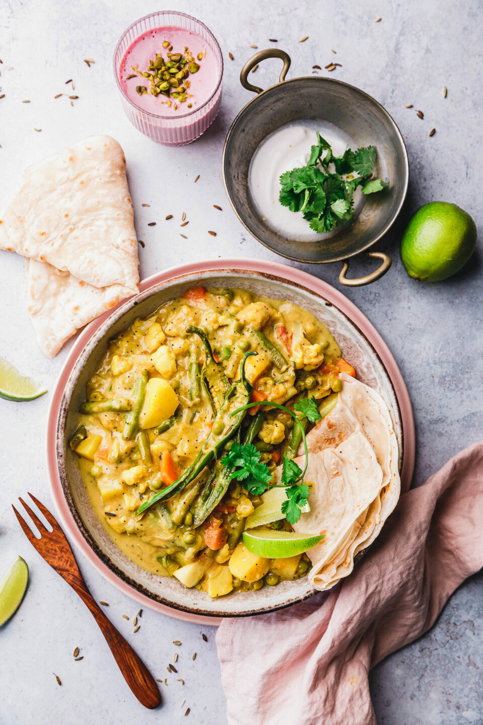 Veganes Korma mit Mohn & Kokosjoghurt