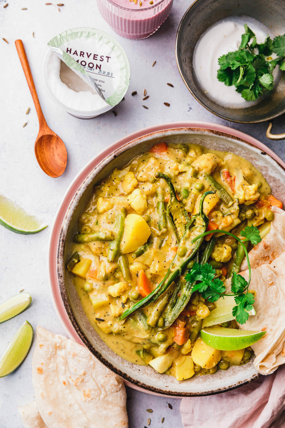 Veganes Korma mit Mohn & Kokosjoghurt