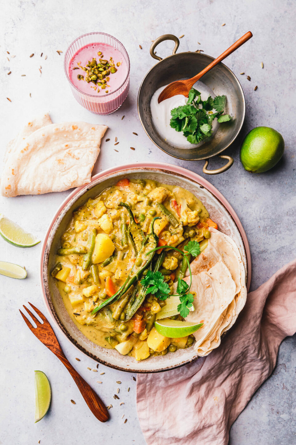 Veganes Korma mit Mohn & Kokosjoghurt