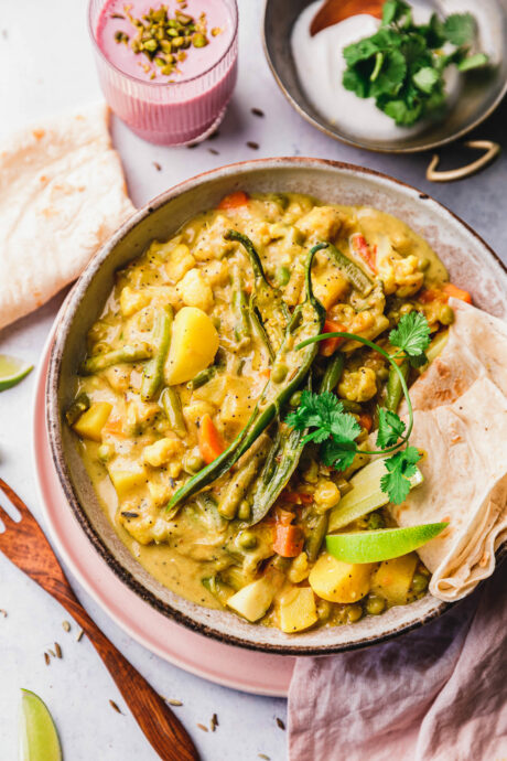 Veganes Korma mit Mohn & Kokosjoghurt