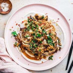 Blumenkohlsteaks mit Chili-Walnuss-Topping