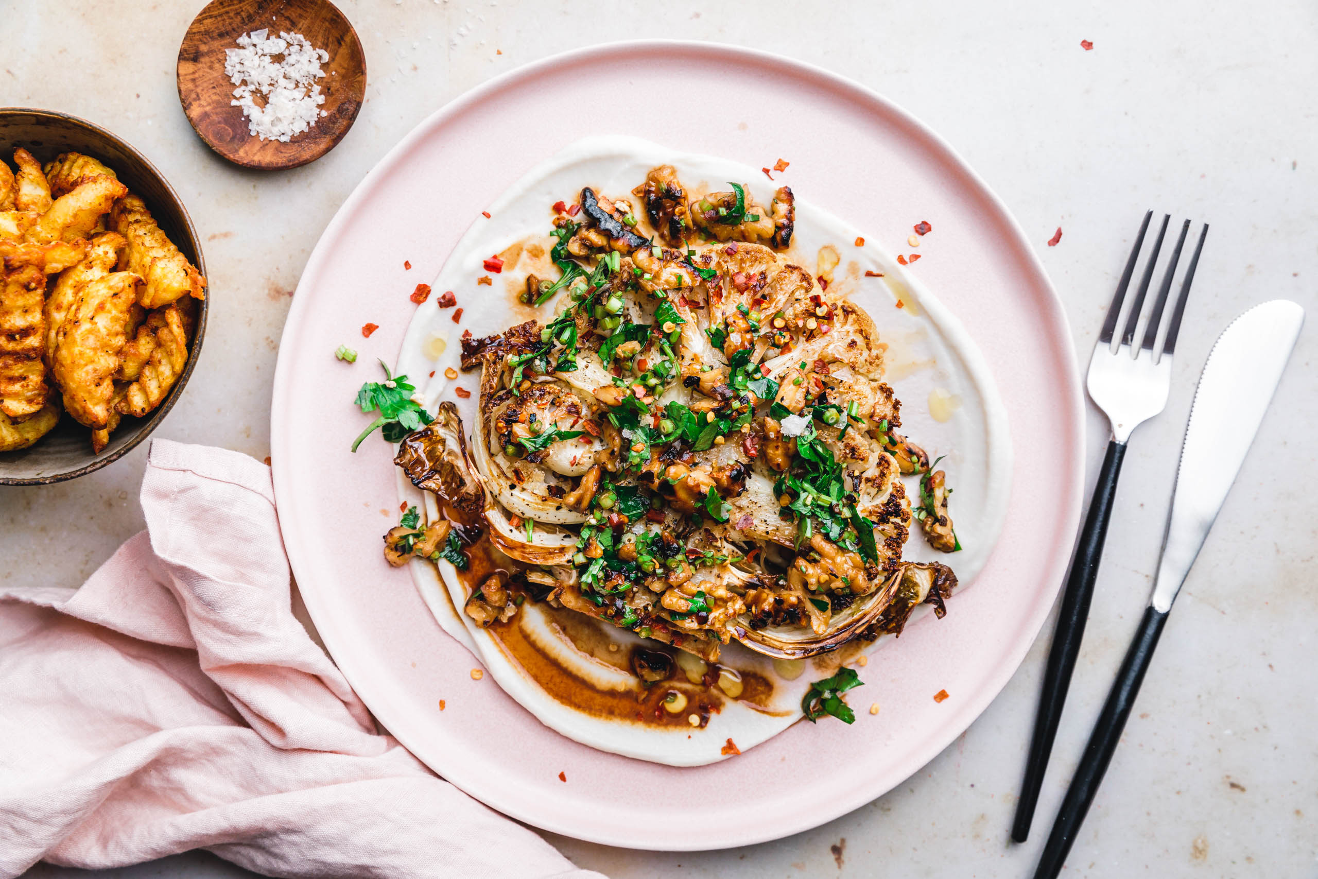 Blumenkohlsteaks mit Chili-Walnuss-Topping