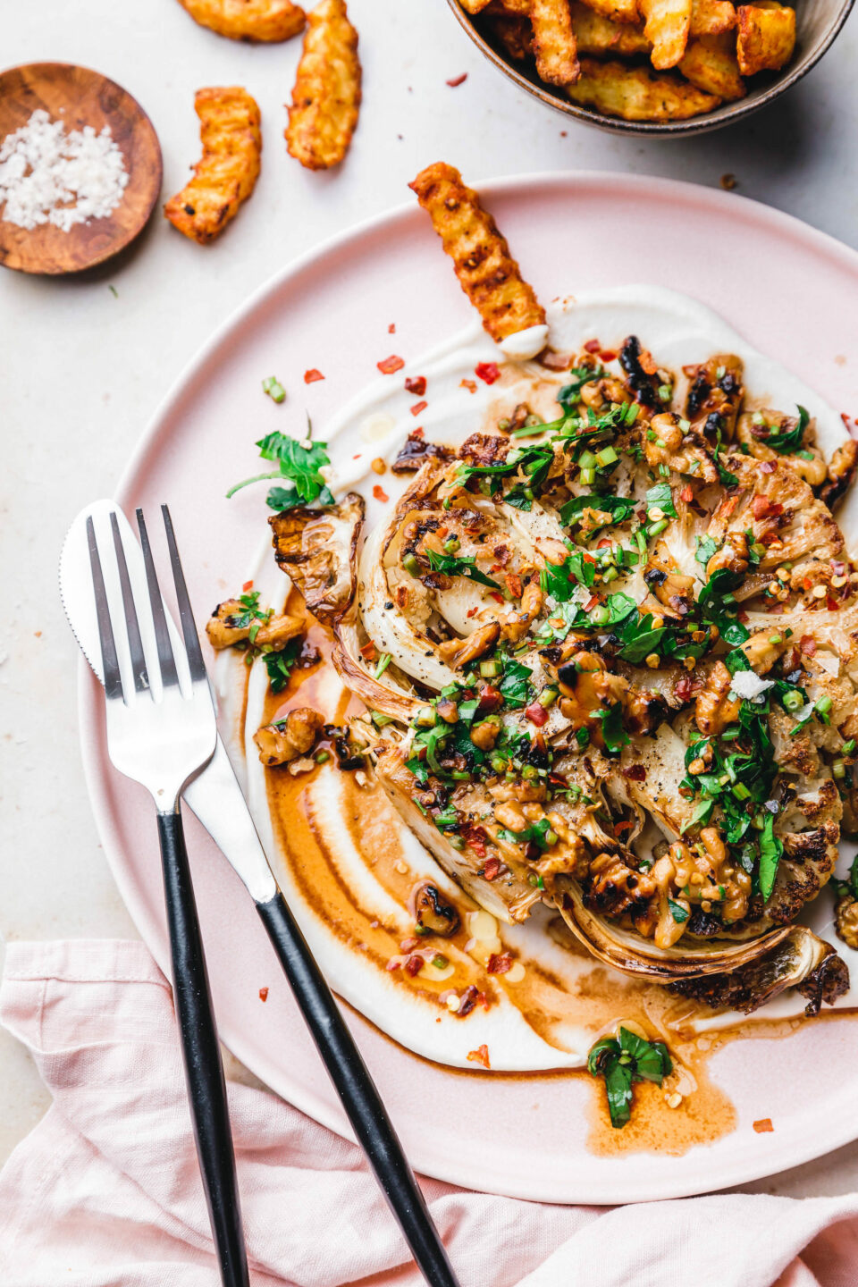 Blumenkohlsteaks mit Chili-Walnuss-Topping