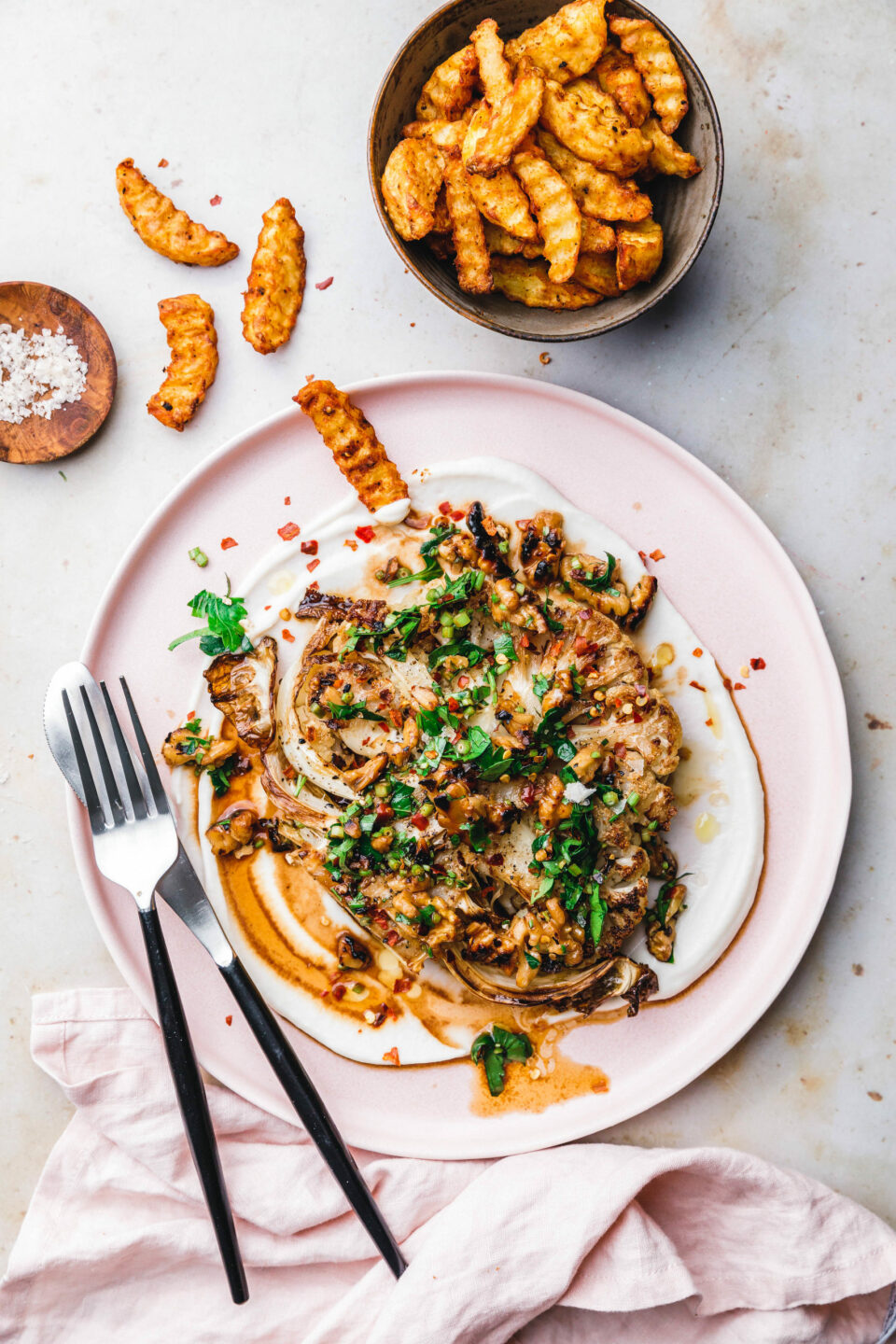 Blumenkohlsteaks mit Chili-Walnuss-Topping