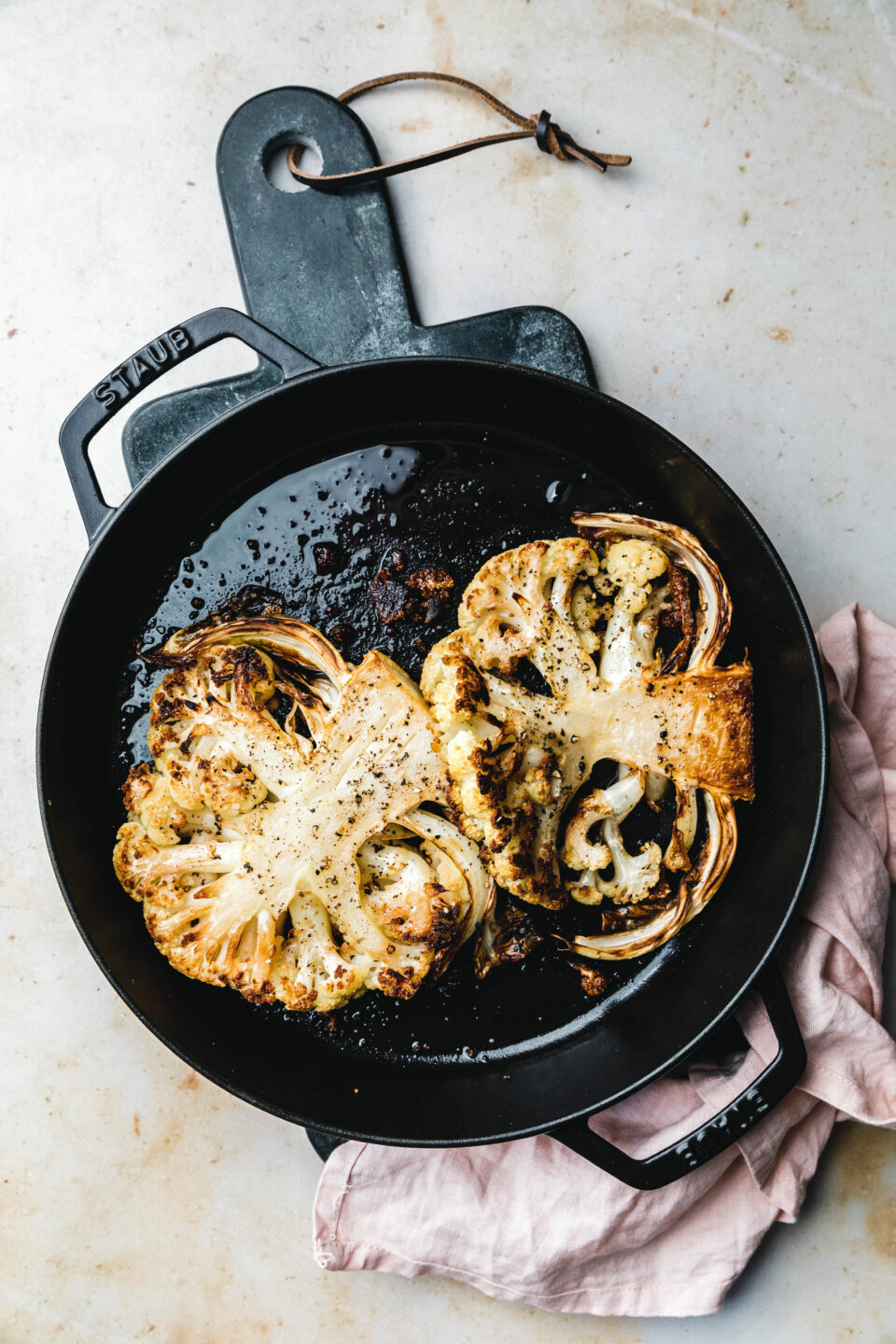 Blumenkohlsteaks mit Chili-Walnuss-Topping