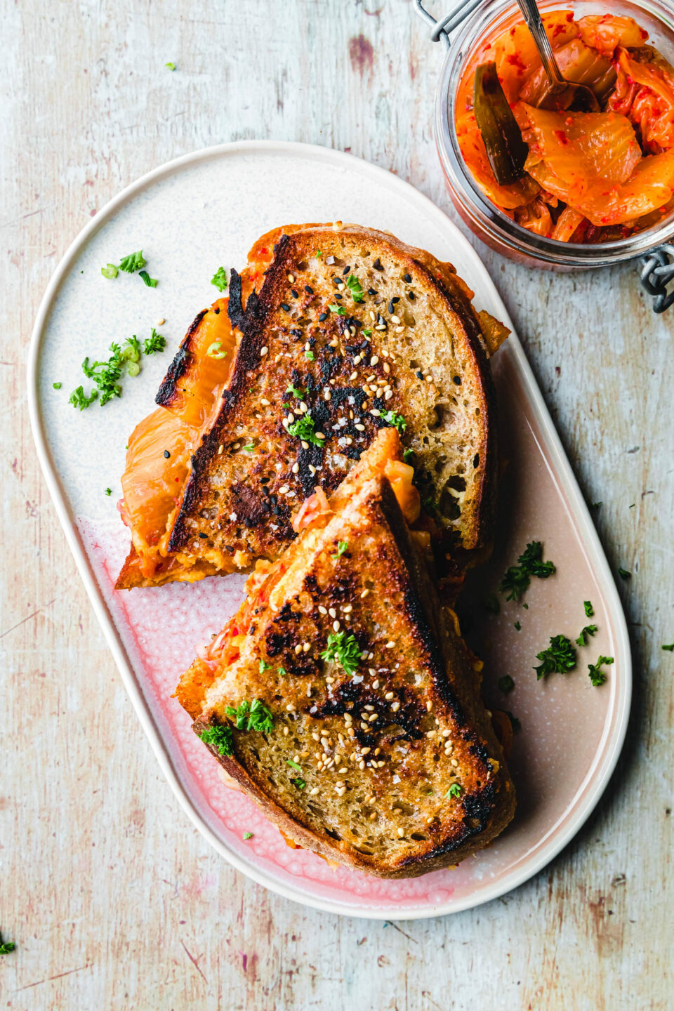 Veganes Kimchi Grilled Cheese Sandwich