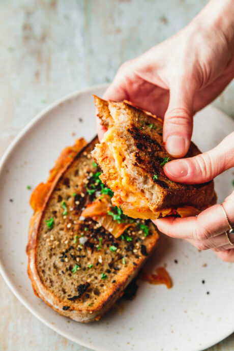 Veganes Kimchi Grilled Cheese Sandwich