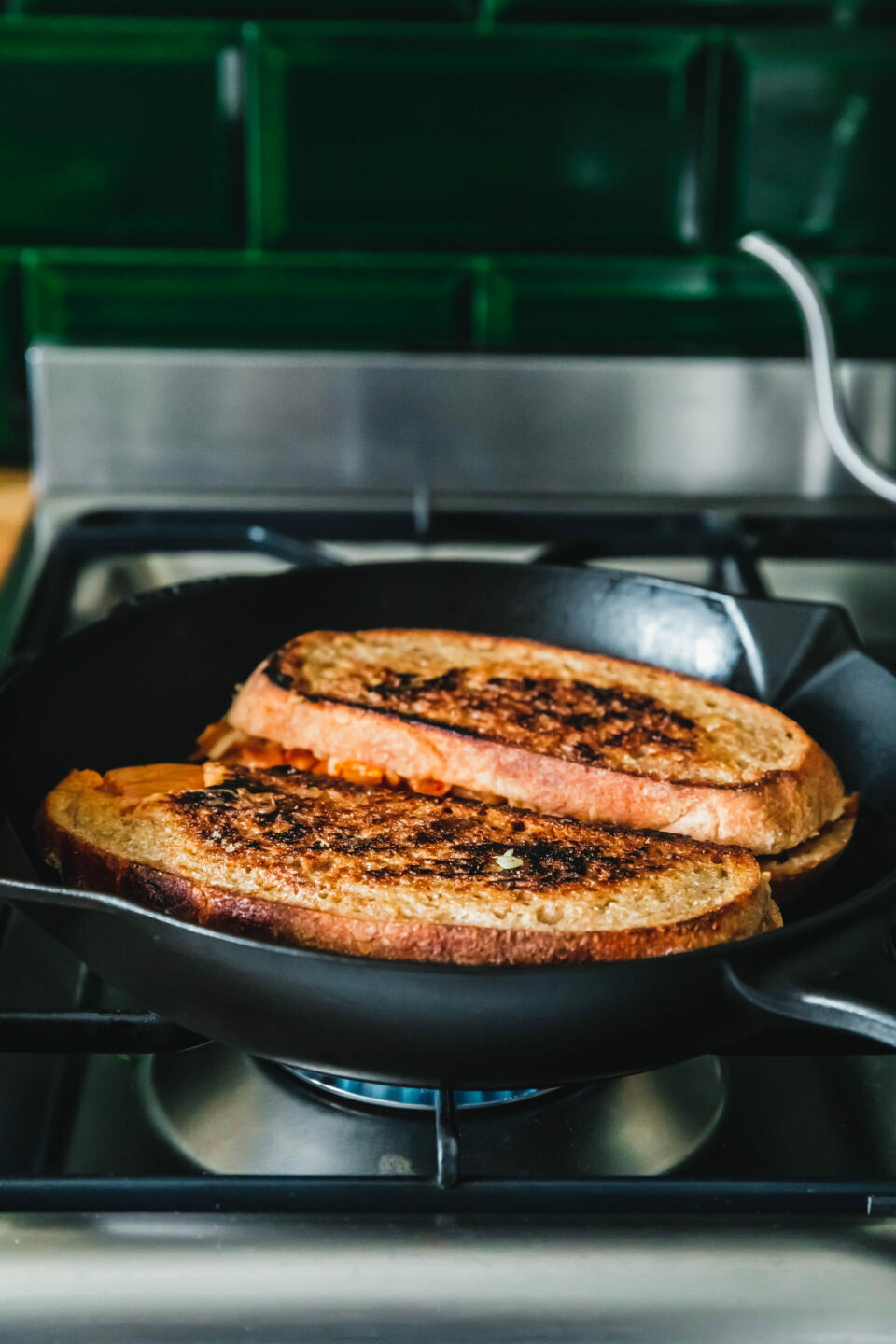Veganes Kimchi Grilled Cheese Sandwich