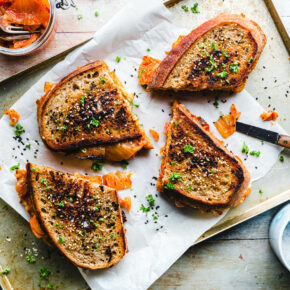 Veganes Kimchi Grilled Cheese Sandwich