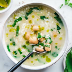 Zitronen-Reissuppe mit weißen Bohnen und Bärlauch-Öl
