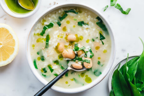 Zitronen-Reissuppe mit weißen Bohnen und Bärlauch-Öl