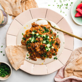 Ful - Ägyptische Ackerbohnen auf cremigem Tahin