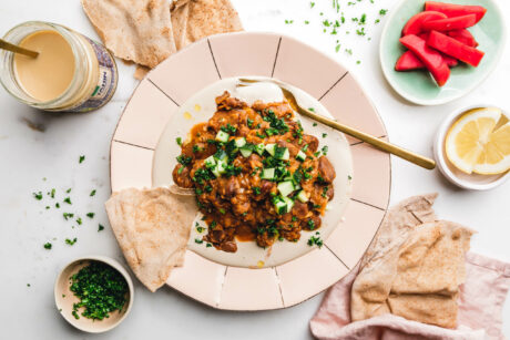 Ful - Ägyptische Ackerbohnen auf cremigem Tahin