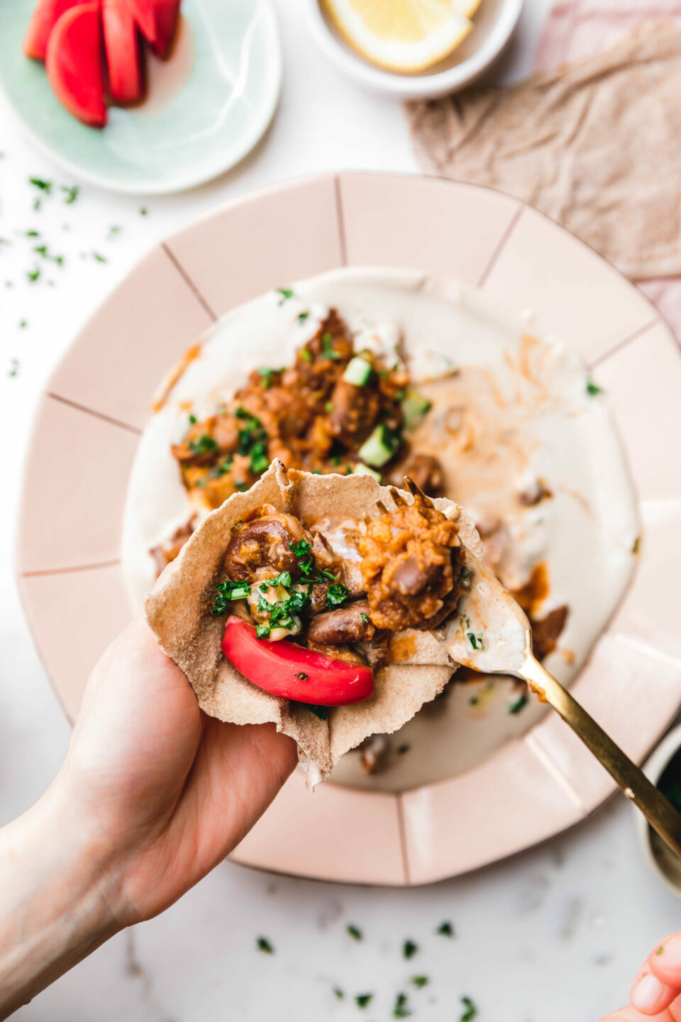 Ful - Ägyptische Ackerbohnen auf cremigem Tahin