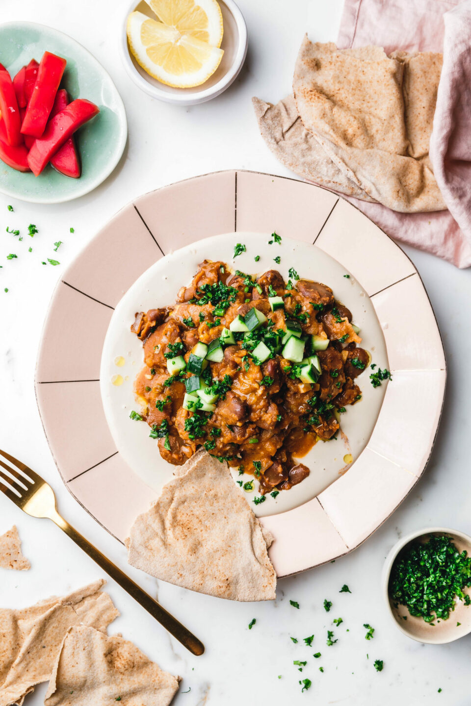 Ful - Ägyptische Ackerbohnen auf cremigem Tahin