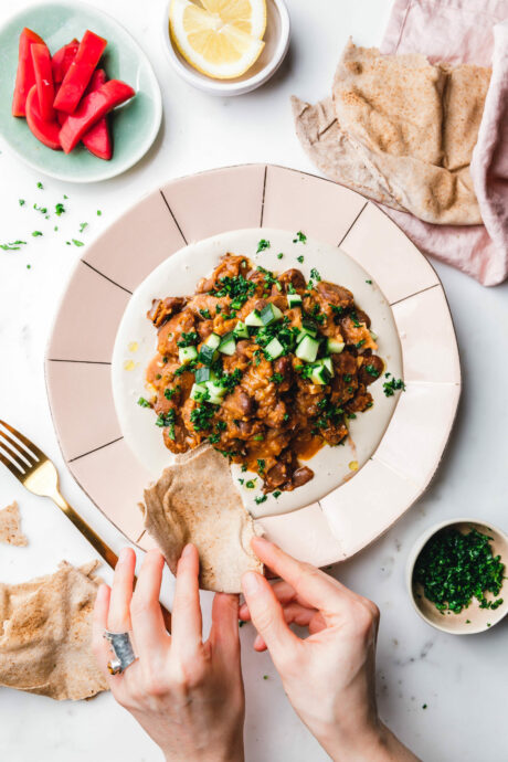 Ful - Ägyptische Ackerbohnen auf cremigem Tahin