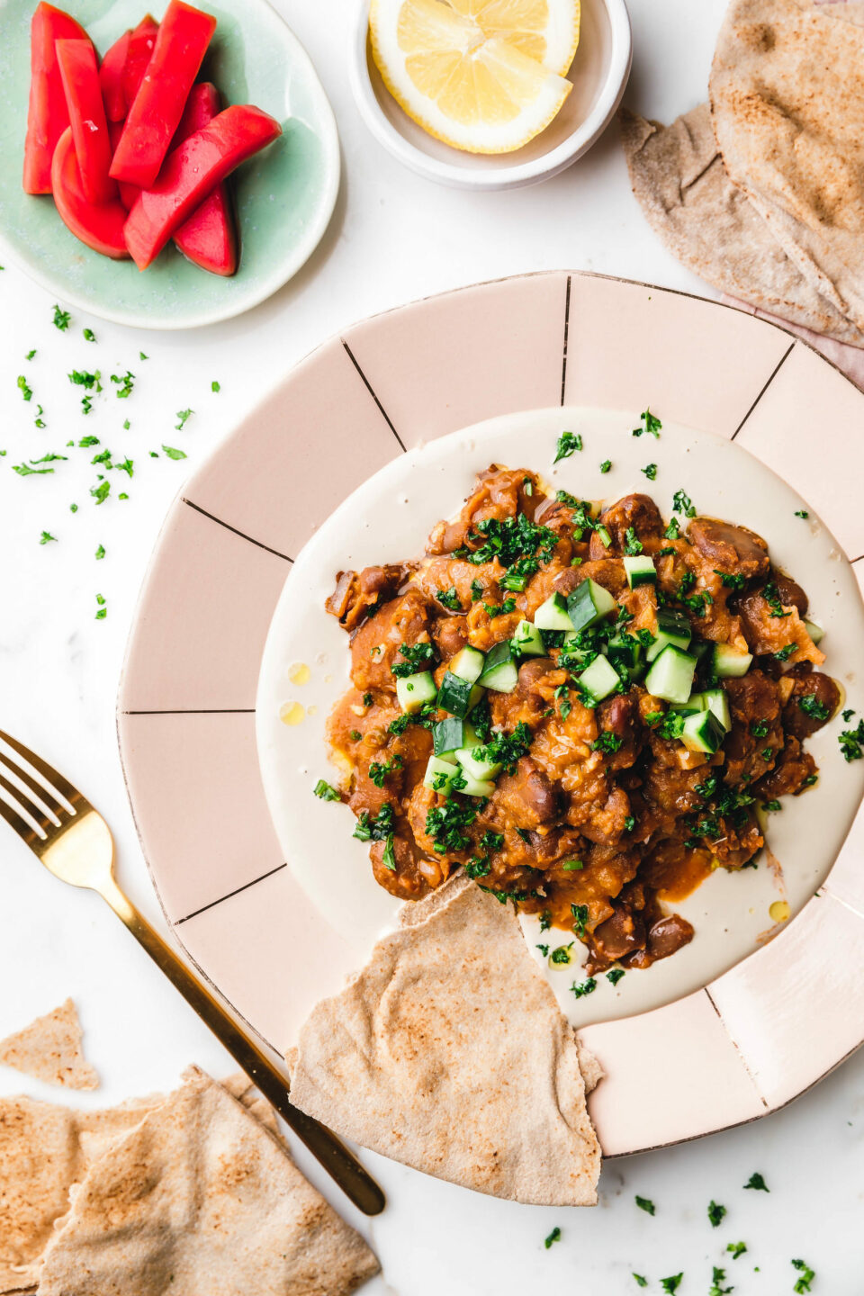 Ful - Ägyptische Ackerbohnen auf cremigem Tahin