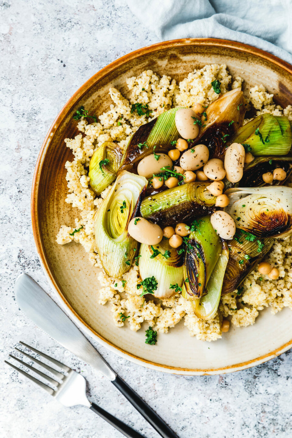 Karamellisierter Lauch mit Cacio-e-Pepe-Hirse